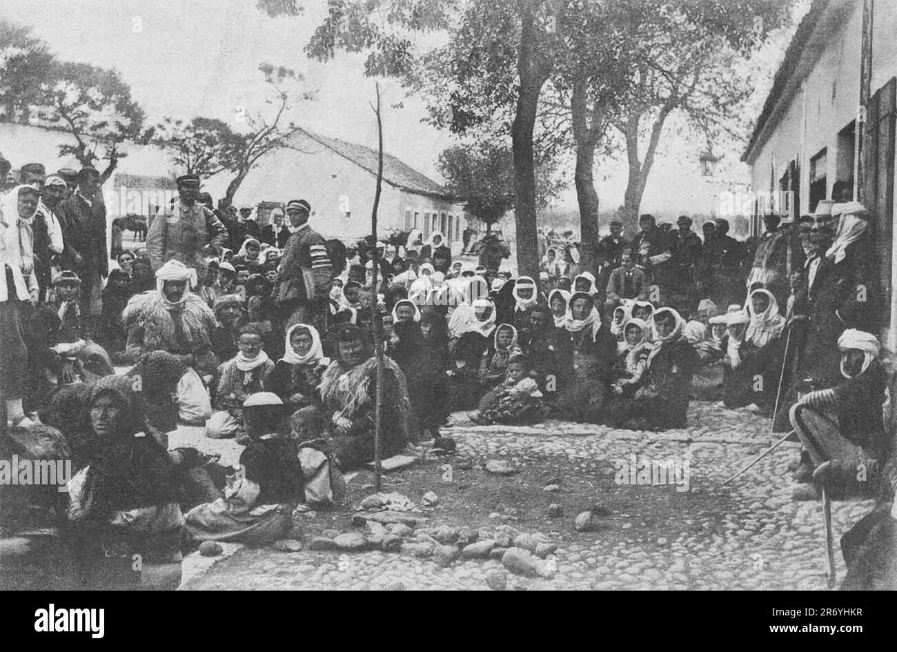 Famiglie di ribelli albanesi in previsione della distribuzione del pane in Montenegro. Foto scattata nel 1911. Foto Stock