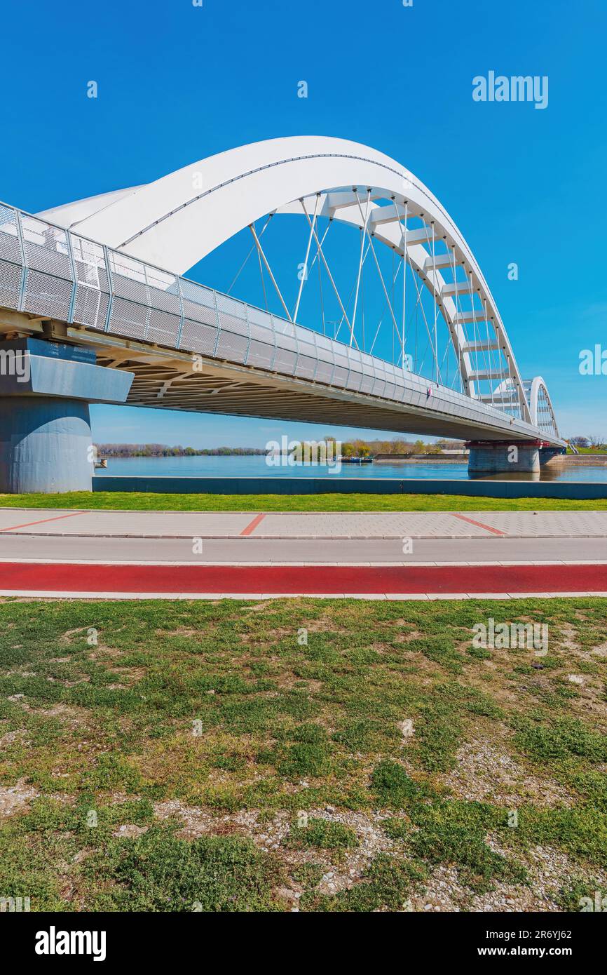 Zezelj ponte, un ponte ad arco legato sul Danubio a Novi Sad, Vojvodina, Serbia. La struttura è stata aperta nel 2018. Foto Stock