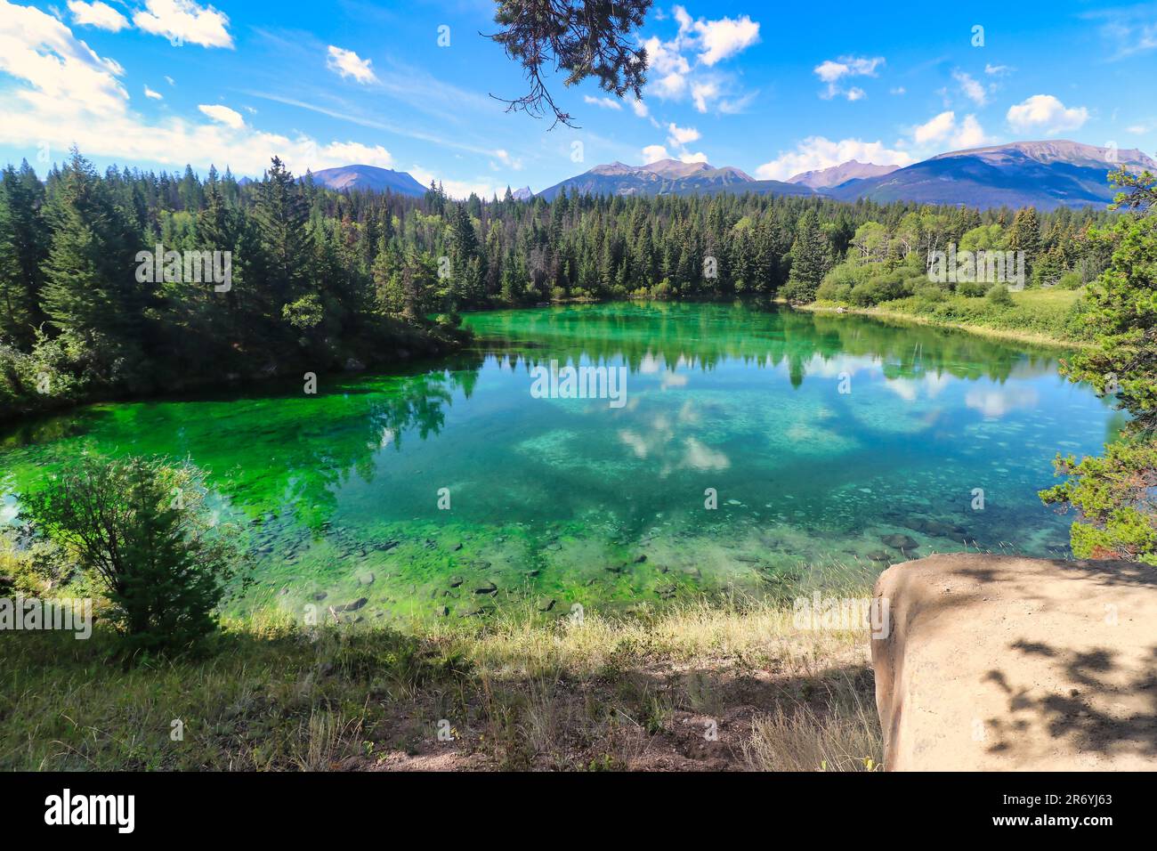 Acque cristalline, color smeraldo e zaffiro nella regione di Jasper, nella Valle dei cinque Laghi, nelle Montagne Rocciose del Canada Foto Stock