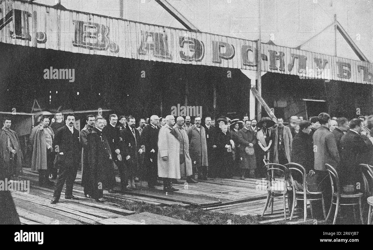 Preghiera prima del primo volo da San Pietroburgo a Mosca dall'aviatore Alexander Vasiliev nel 1911. Foto scattata nel 1911. Foto Stock