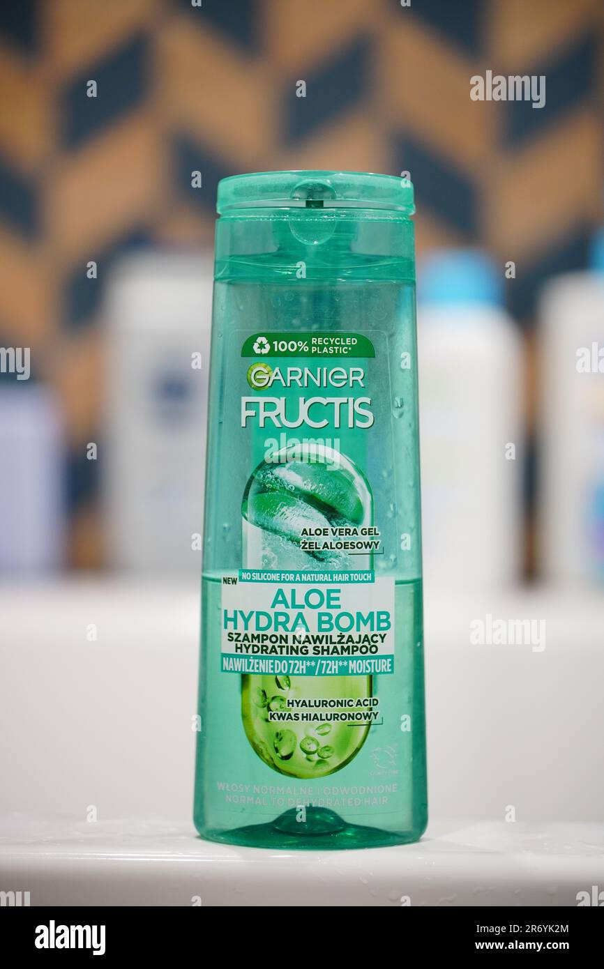 Un primo piano di una bottiglia verde di shampoo Fructis di Garnier Foto Stock