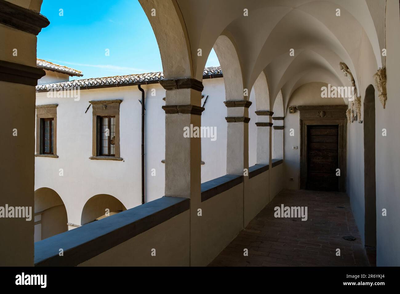 Galleria con portici in un antico palazzo d'Italia Foto Stock