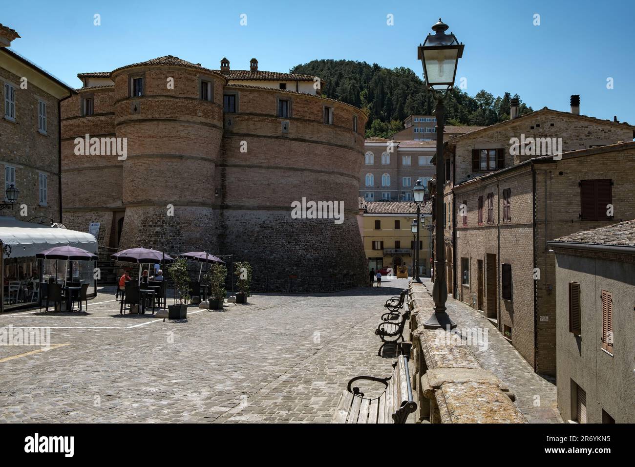 L'antico borgo medievale di Sassocorvaro nelle Marche, nel centro Italia Foto Stock