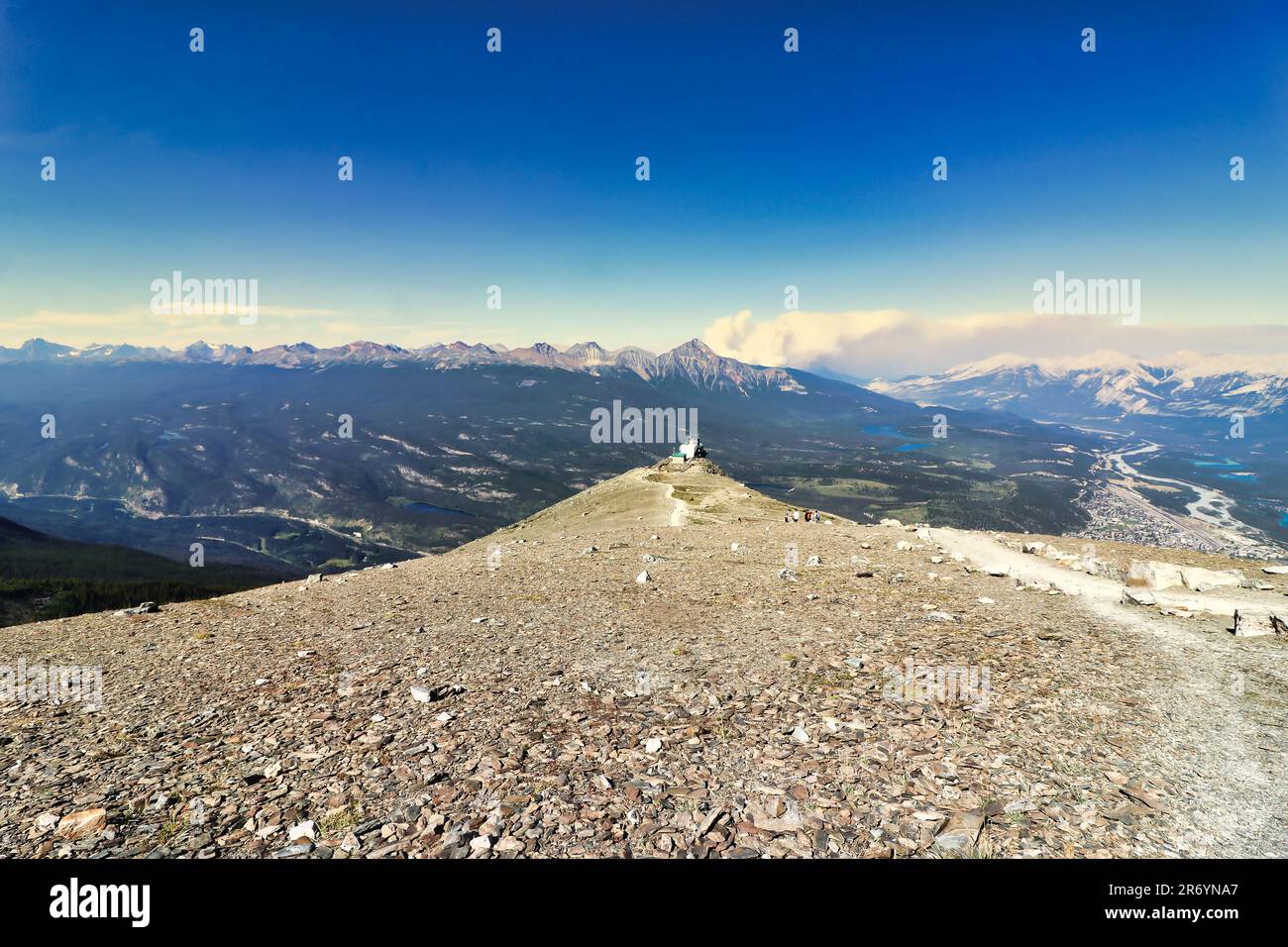 Una spettacolare vista panoramica delle montagne intorno alla citta' di Jasper dalla cima del Monte Whistler, il Jasper Sky Tram nelle montagne rocciose del Canada Foto Stock