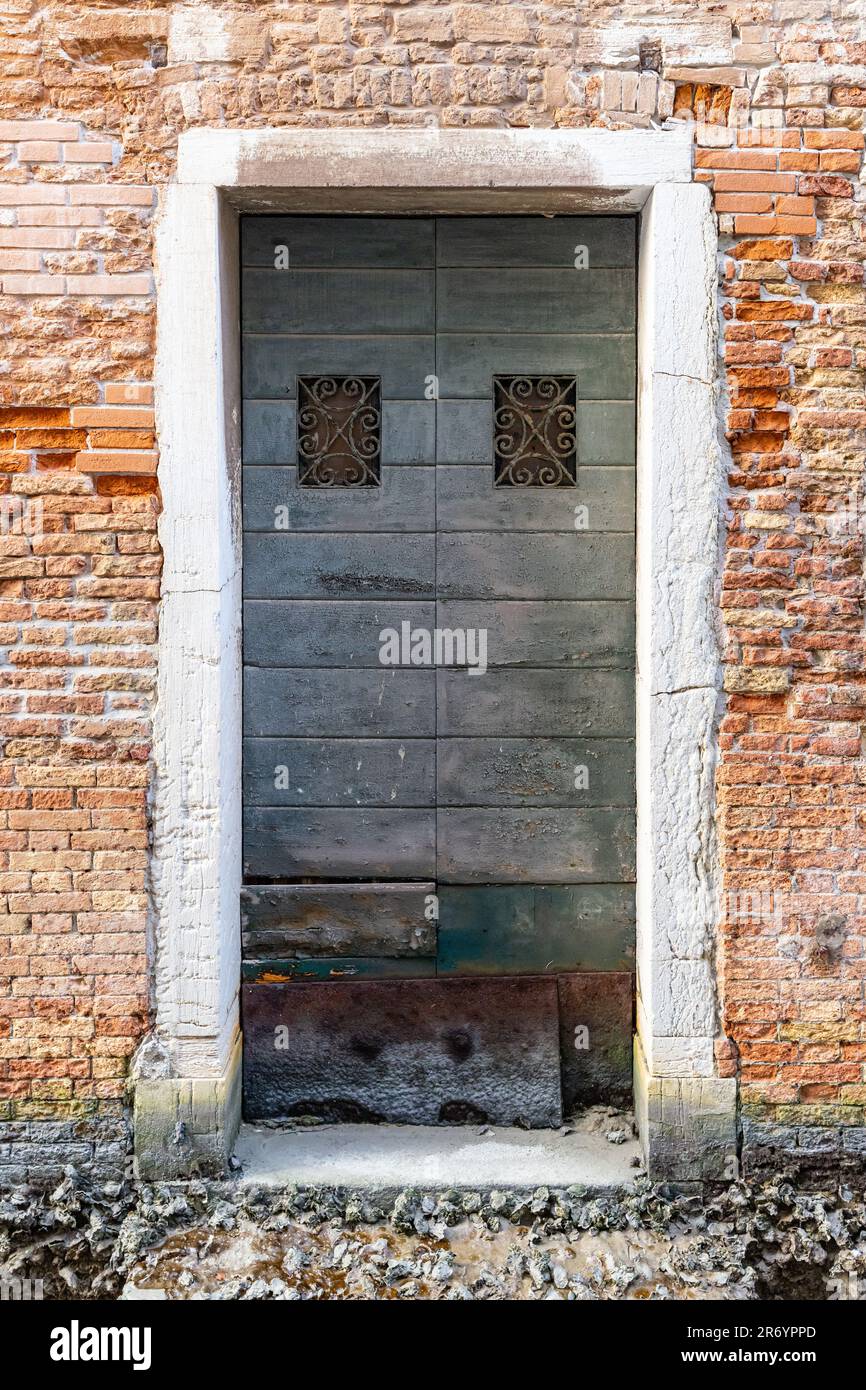 Vecchia porta distrutta alla casa di Venezia, Italia Foto Stock