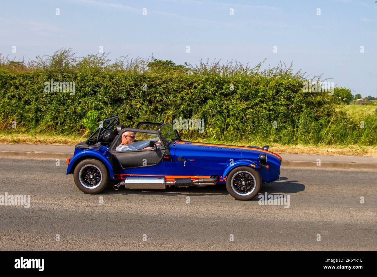 2016 Blue Caterham 7 360R sette auto sportive con tetto aperto; Classic & Performance Motor Show presso Hoghton Tower; Supercar Showtime giugno 2023 Foto Stock