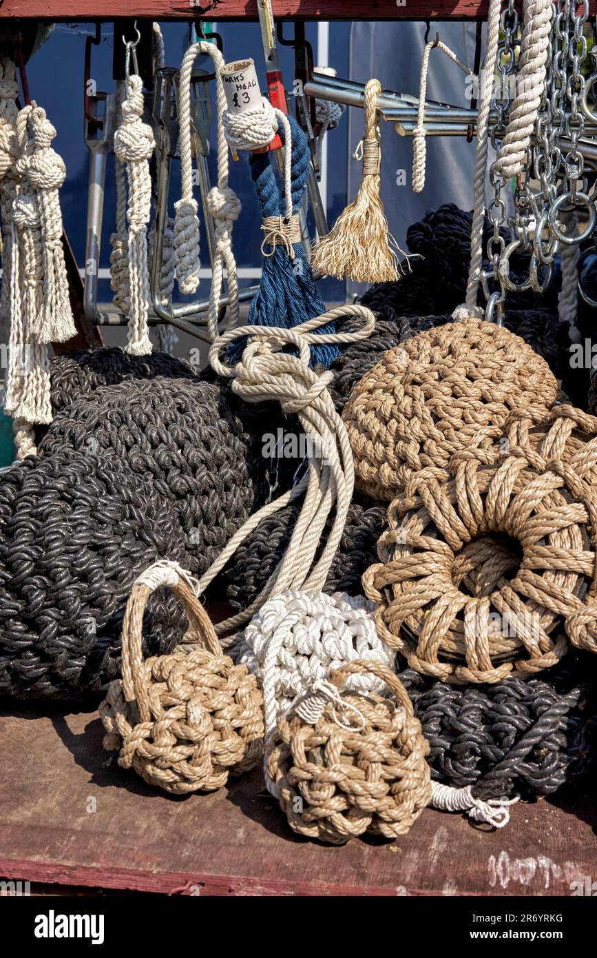 Parafanghi in corda e oggetti decorativi in corda. Inghilterra Regno Unito Foto Stock