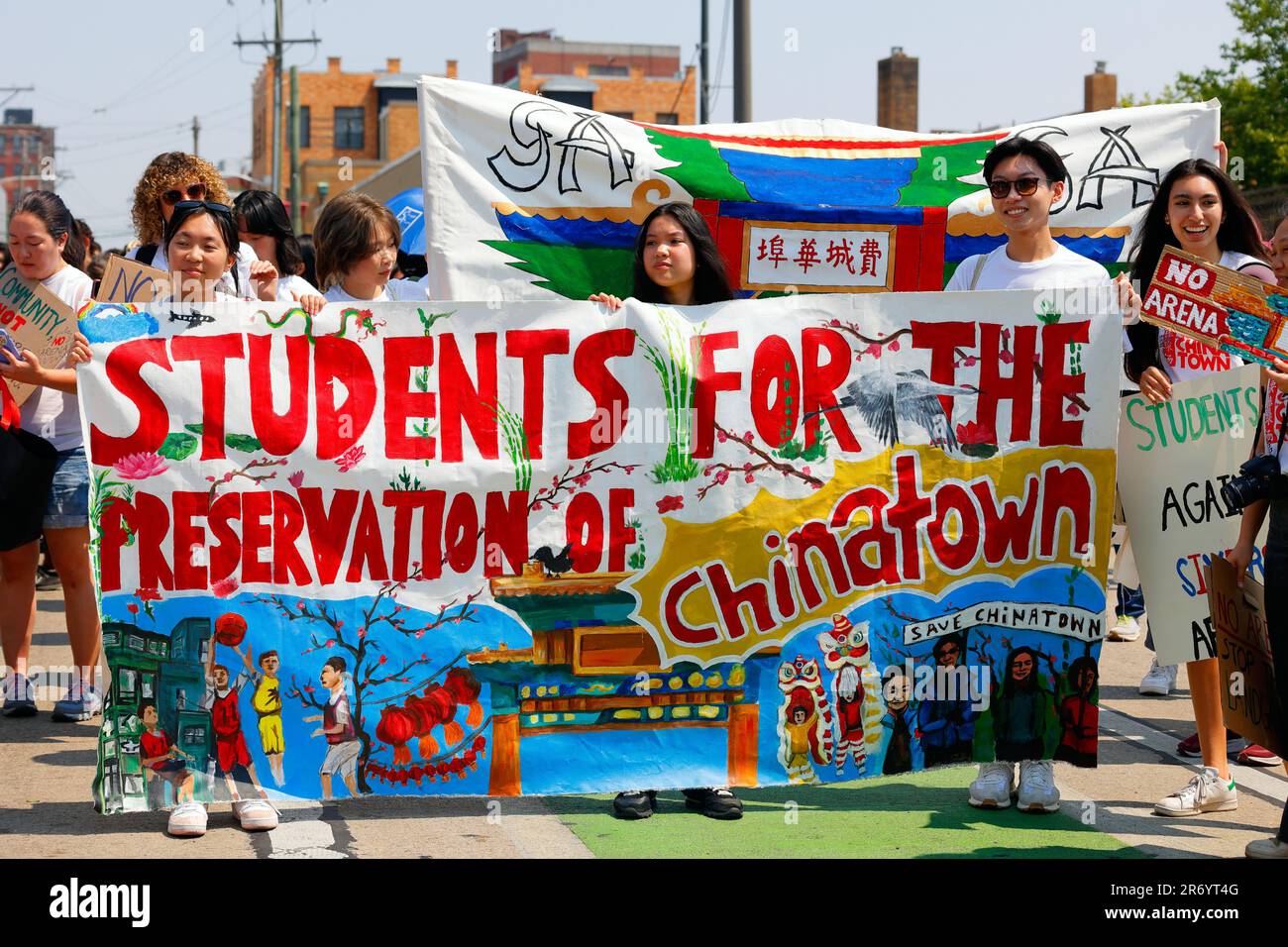 10 giugno 2023, Filadelfia. No Arena a Chinatown protesta marzo. Gli attivisti studenteschi hanno una bandiera a sostegno di Chinatown (vedi informazioni aggiuntive). Foto Stock