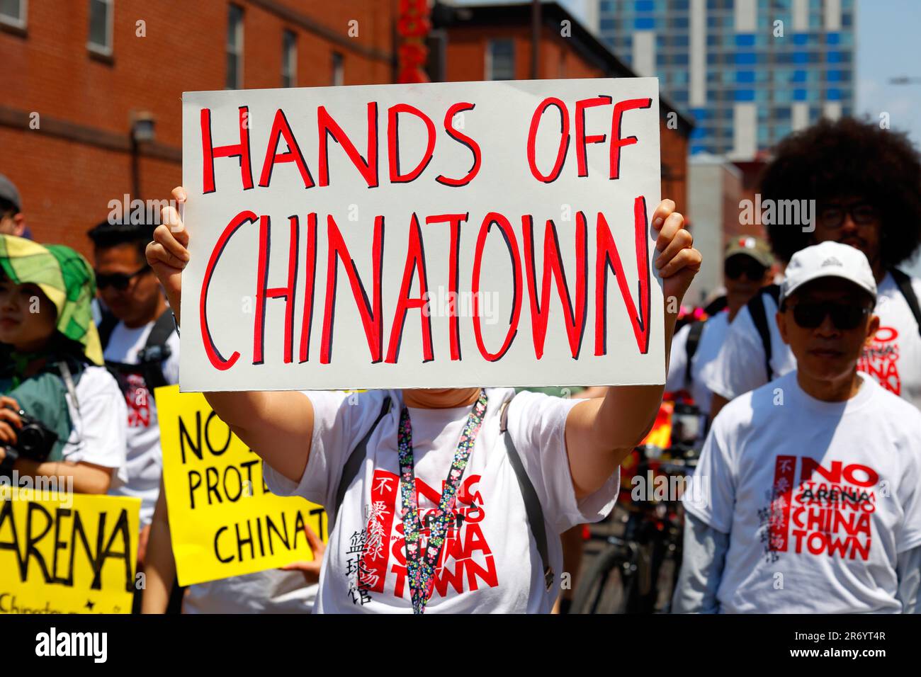 10 giugno 2023, Filadelfia. No Arena a Chinatown protesta marzo. Una donna ha in mano un cartello "Hands Off Chinatown" (vedi informazioni aggiuntive). Foto Stock