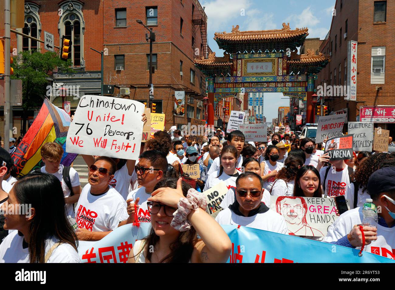 10 giugno 2023, Filadelfia. No Arena a Chinatown protesta marzo. La gente si oppone alla costruzione di uno stadio Sixers a Chinatown (vedi informazioni aggiuntive). Foto Stock