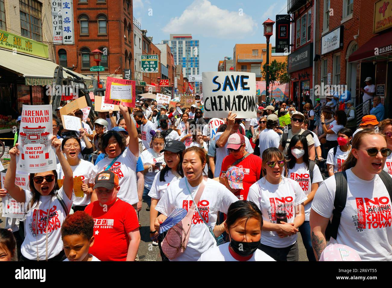 10 giugno 2023, Filadelfia. No Arena a Chinatown protesta marzo. La gente si oppone alla costruzione di uno stadio Sixers a Chinatown (vedi informazioni aggiuntive). Foto Stock