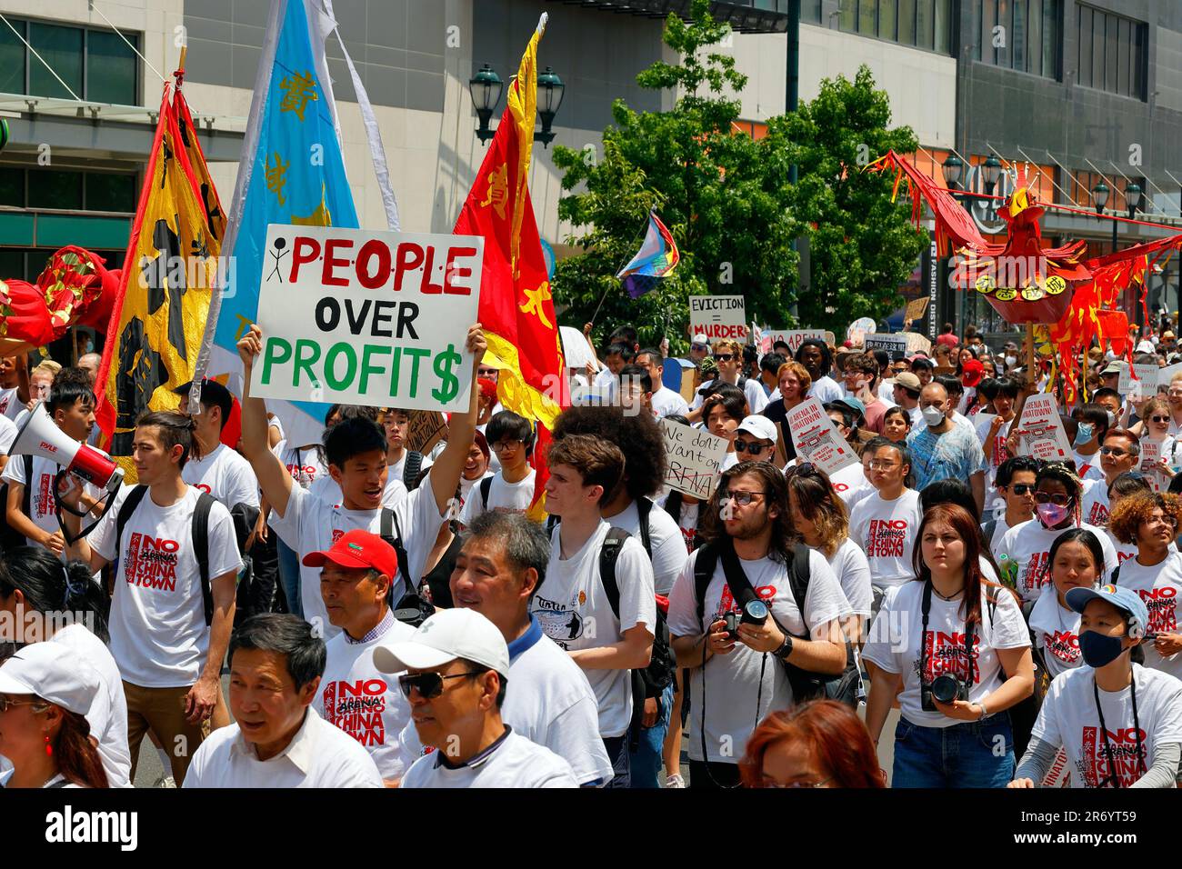 10 giugno 2023, Filadelfia. No Arena a Chinatown protesta marzo. La gente si oppone alla costruzione di uno stadio Sixers (vedi add'l info). Foto Stock