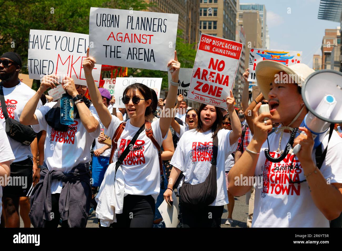 10 giugno 2023, Filadelfia. No Arena a Chinatown protesta marzo. La gente si oppone alla costruzione di uno stadio Sixers a Chinatown (vedi informazioni aggiuntive). Foto Stock