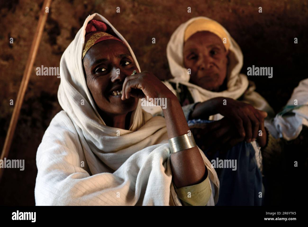 Pellegrini etiopi seduti all'interno della Chiesa di San Giorgio a Lalibela, Etiopia durante la settimana di Pasqua. Foto Stock