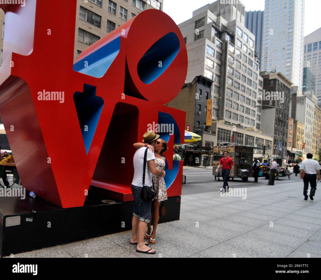 LOVE Sculpture Manhattan all'angolo tra 55th e 6th Avenue a Manhattan, New York City, NY, USA. Foto Stock