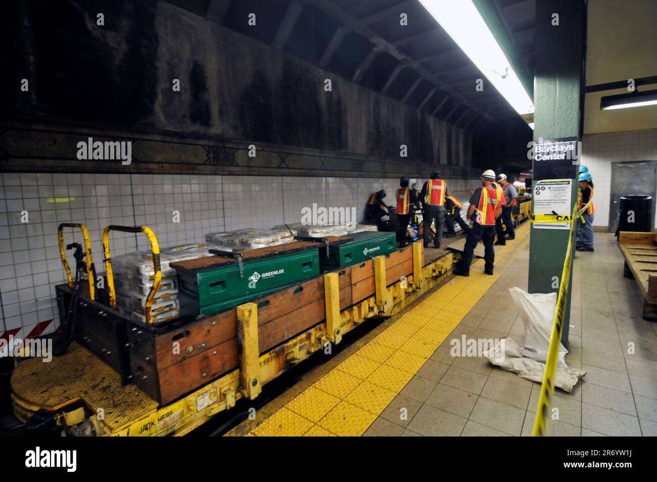 Lavoratori che lavorano sui binari della metropolitana di New York alla stazione Barclays Center di Brooklyn, New York, USA. Foto Stock