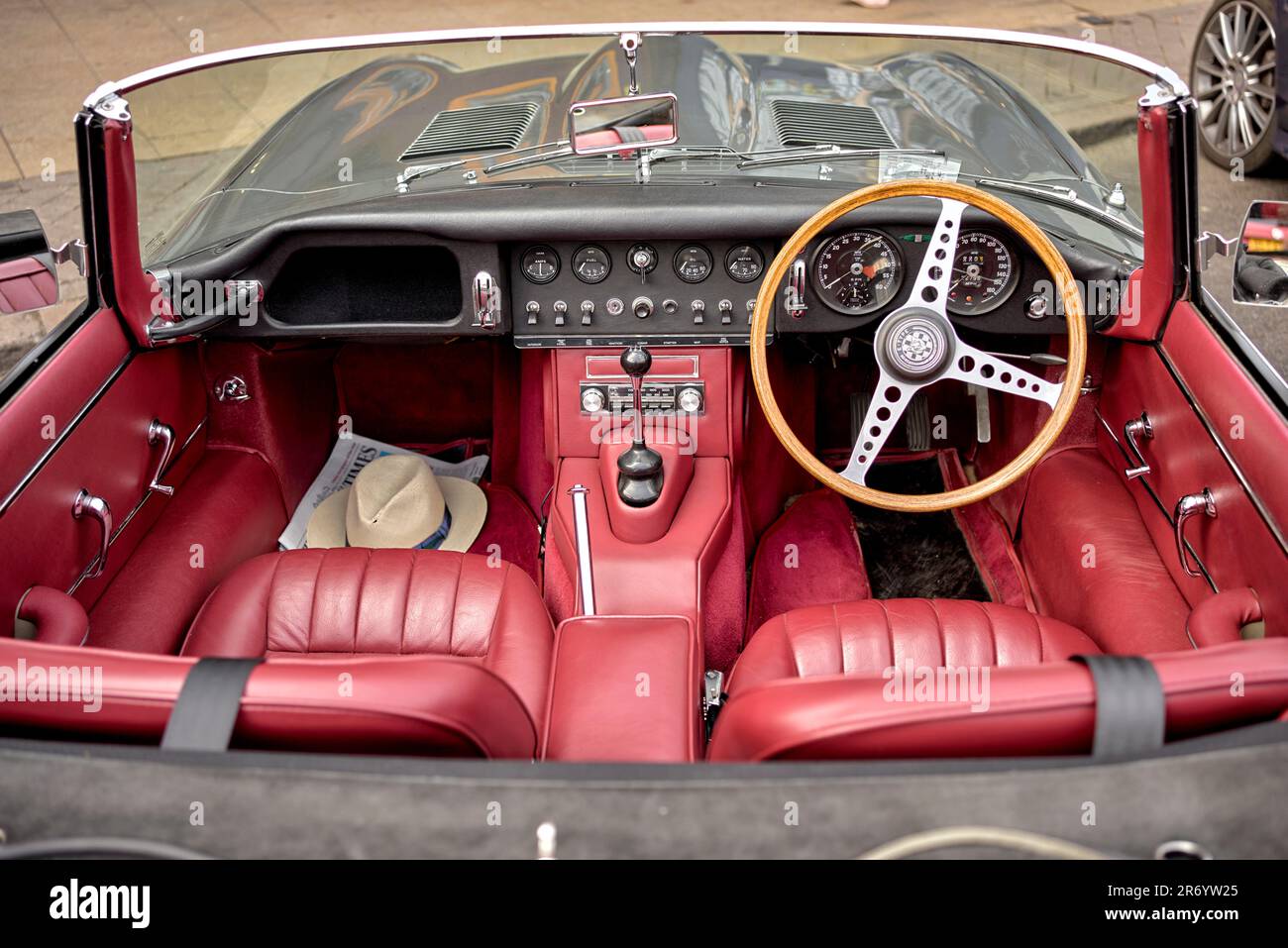 Abitacolo Jaguar e Type, pelle rossa, convertibile da 1965 4,2 litri. Iconica auto sportiva inglese. Foto Stock
