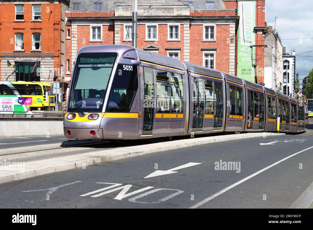 Tram che attraversa il fiume Liffey sul ponte, Dublino, Irlanda Foto Stock