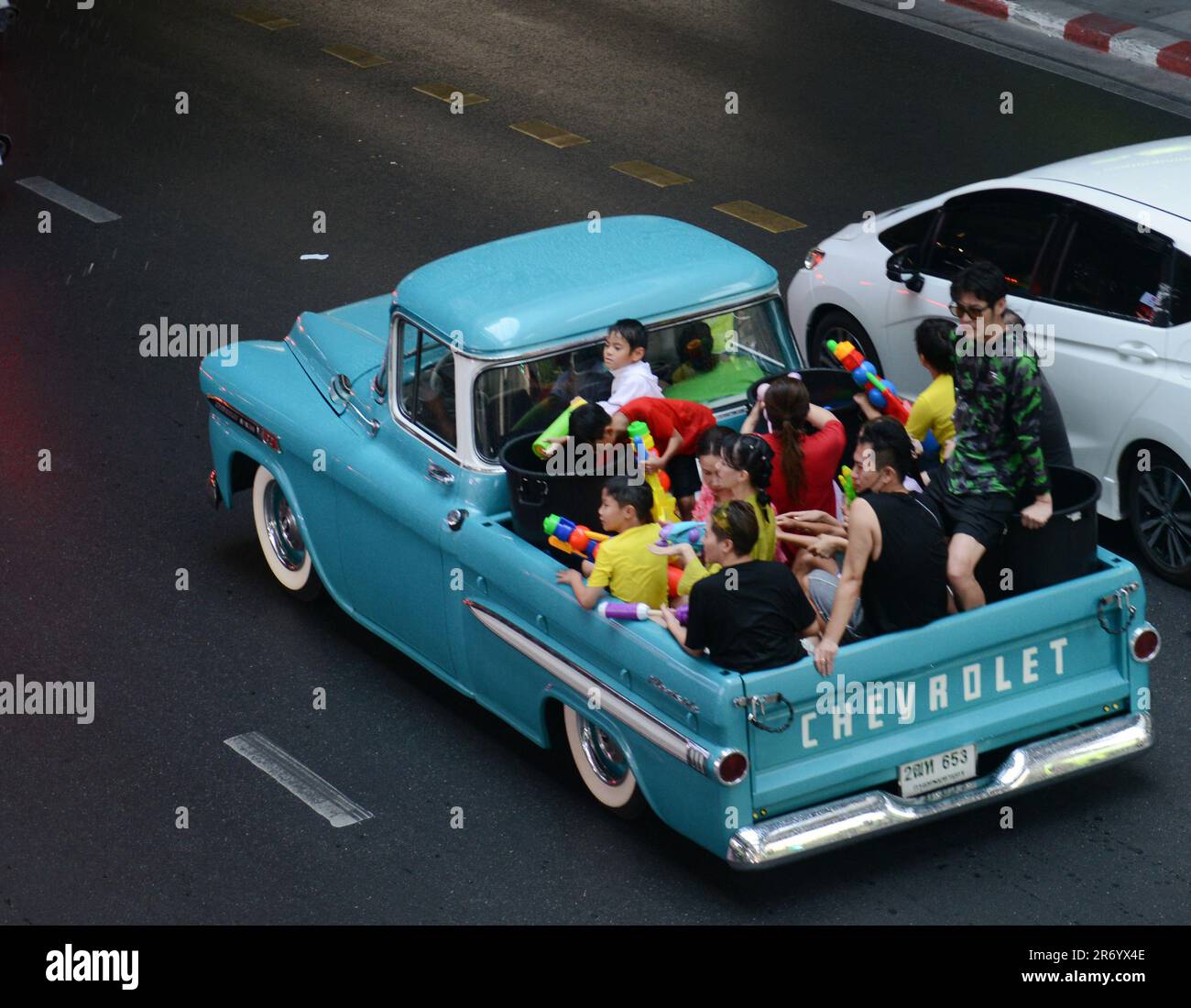 Celebrazioni di Songkran sulla Rama i Road vicino a Piazza Siam a Bangkok, Thailandia. Foto Stock