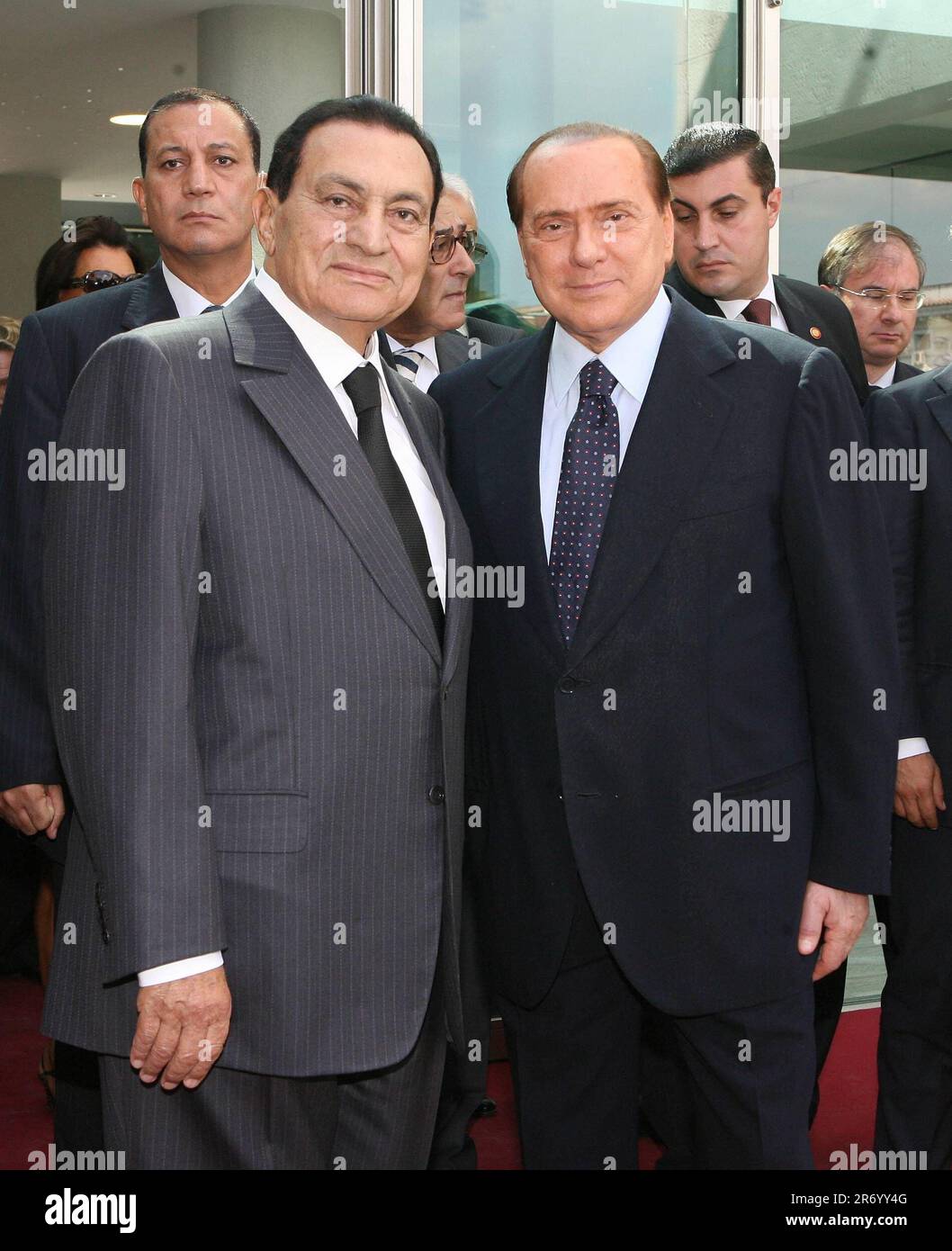 CERIMONIA DI INAUGURAZIONE DELL'ACCADEMIA D'EGITTO IN ITALIA NELLA FOTO SILVIO BERLUSCONI E MOHAMED HOSNI MUBARAK (sullo sfondo a destra con gli occhiali Bruno archi, consigliere diplomatico di berlusconi) (MARIO MACI/Fotogramma, ROMA - 2010-09-23) la foto ps la può essere utilizzata in conformità al contesto in cui è stata scattata, E senza l'intento diffamatorio del decoro del popolo rappresentato (Photo Repertorio - 2020-02-25, MARIO MACI) ps la foto può essere utilizzata nel rispetto del contesto in cui è stata scattata, e senza l'intento diffamatorio del decoro del popolo repressen Foto Stock