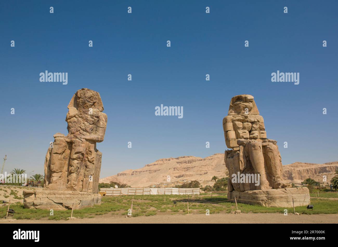 Statue gemelle dei Colossi di Memnon, Luxor, Egitto. Necropoli di Theban Foto Stock
