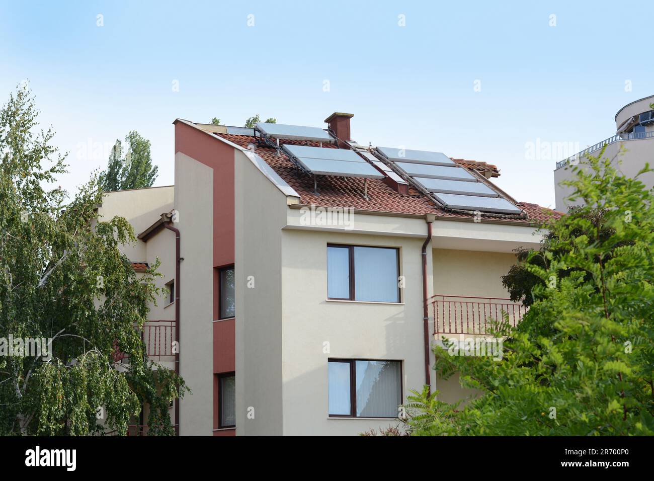 Bella casa con pannelli solari sul tetto all'aperto Foto Stock