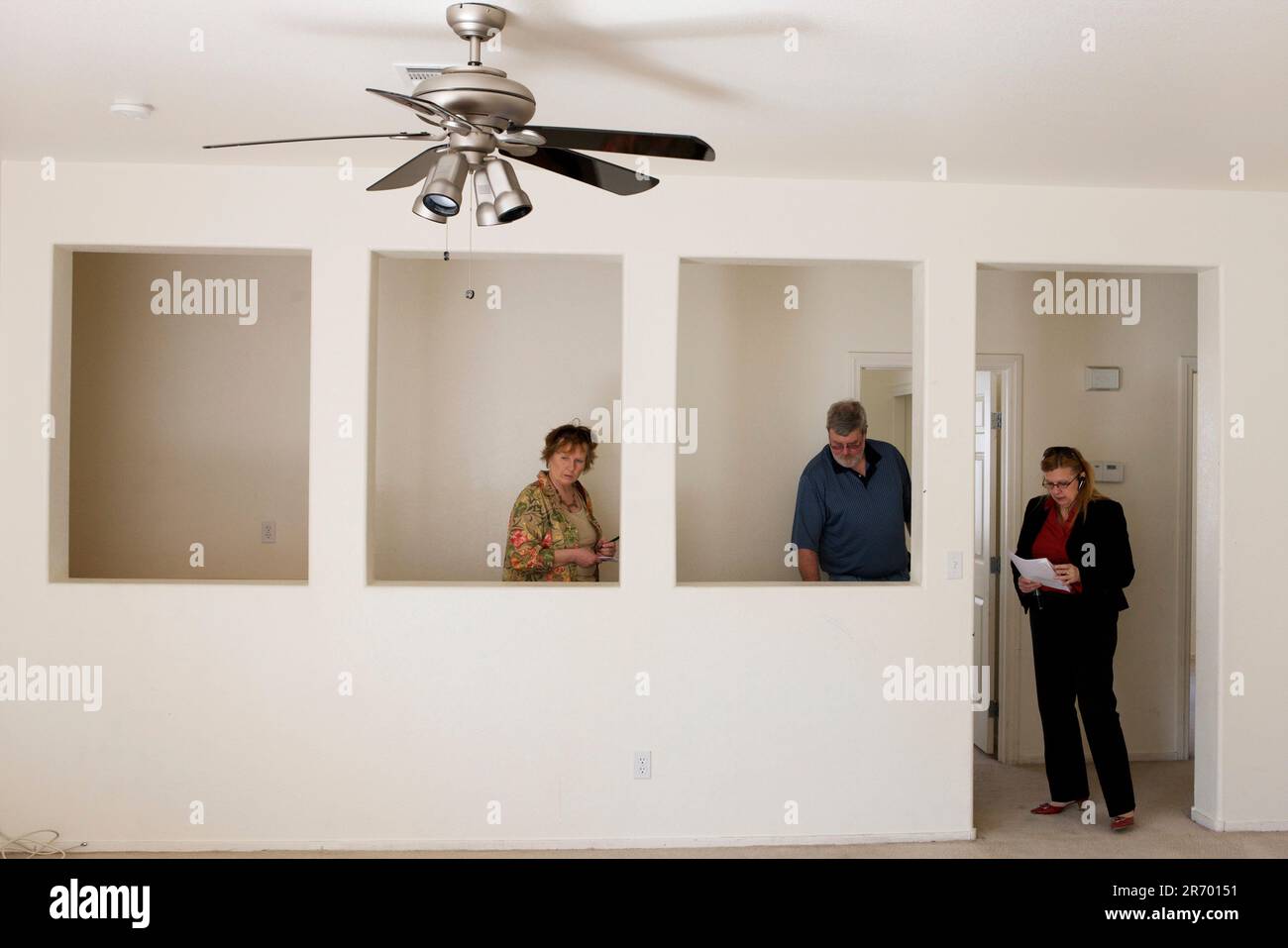 Un agente immobiliare di Las Vegas mostra le case ad una coppia da Westenrville, New York che progetta di ritirarsi a Las Vegas entro i prossimi cinque anni. Foto Stock