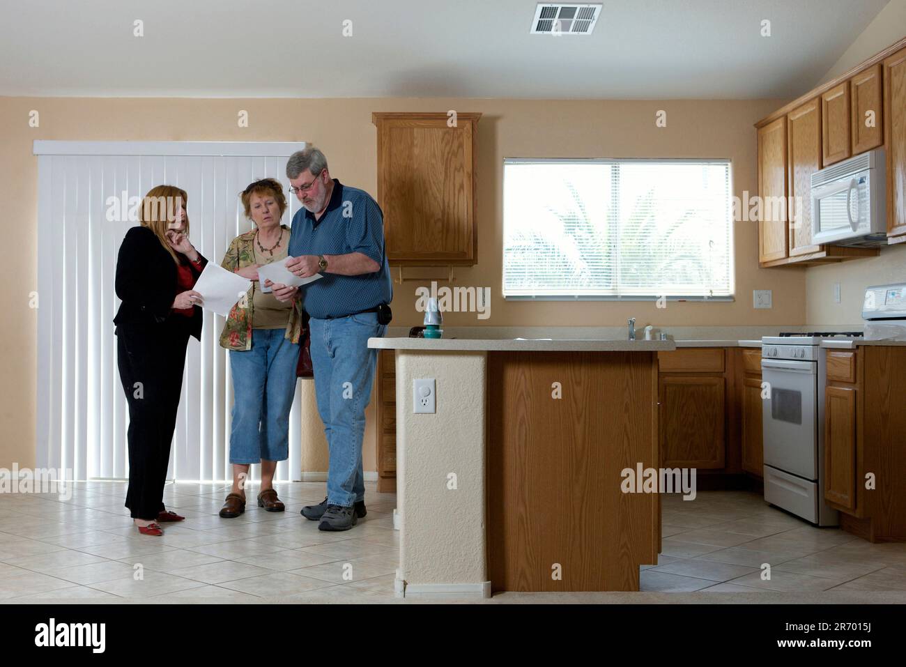 Un agente immobiliare di Las Vegas mostra le case ad una coppia da Westenrville, New York che progetta di ritirarsi a Las Vegas entro i prossimi cinque anni. Foto Stock