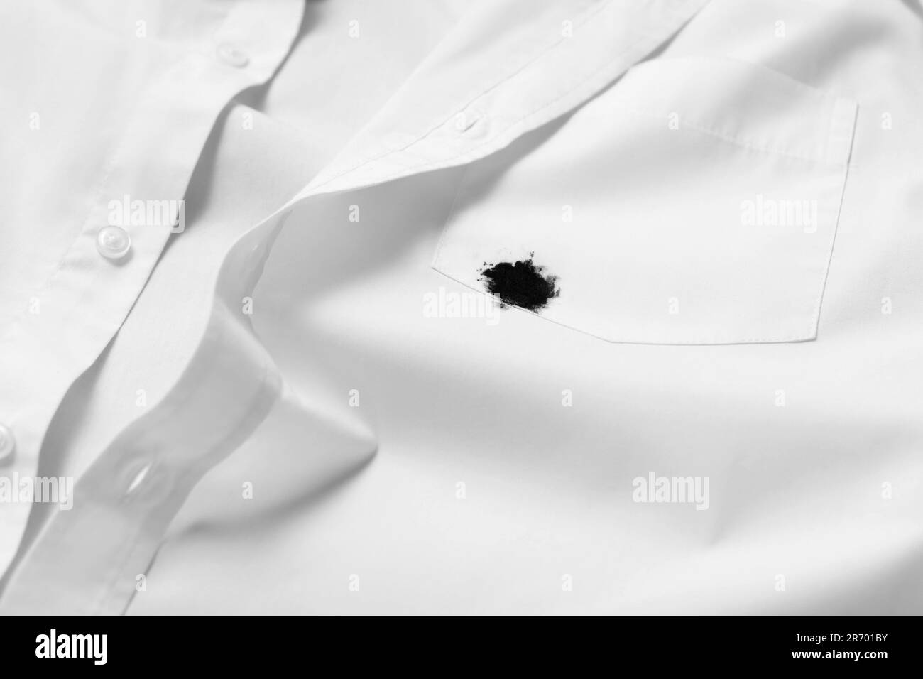 Macchie di inchiostro nero sulla camicia bianca, primo piano Foto Stock