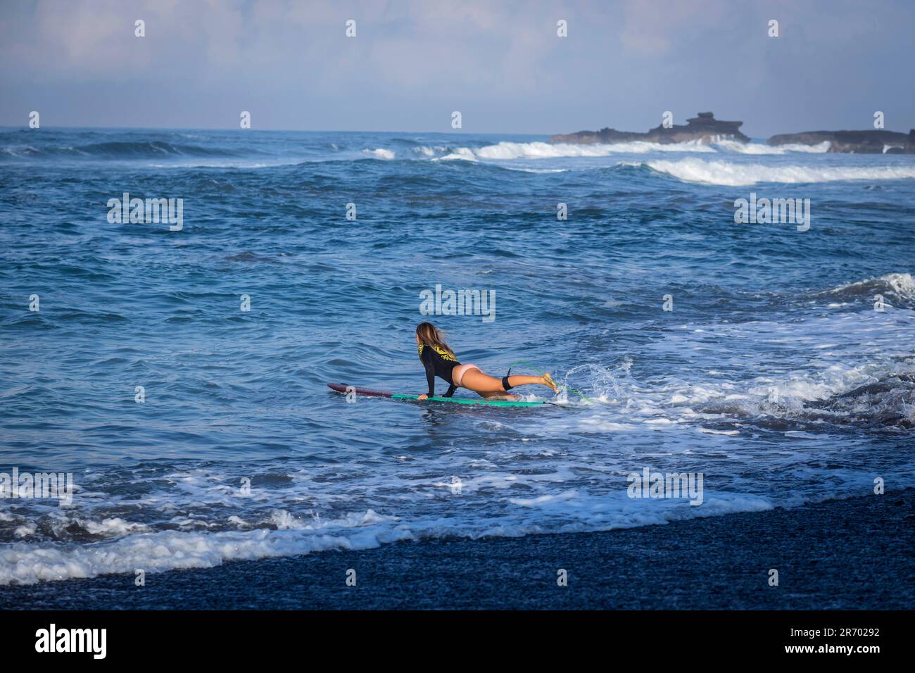 Surfista sulla spiaggia a Bali, Indonesia. Foto Stock