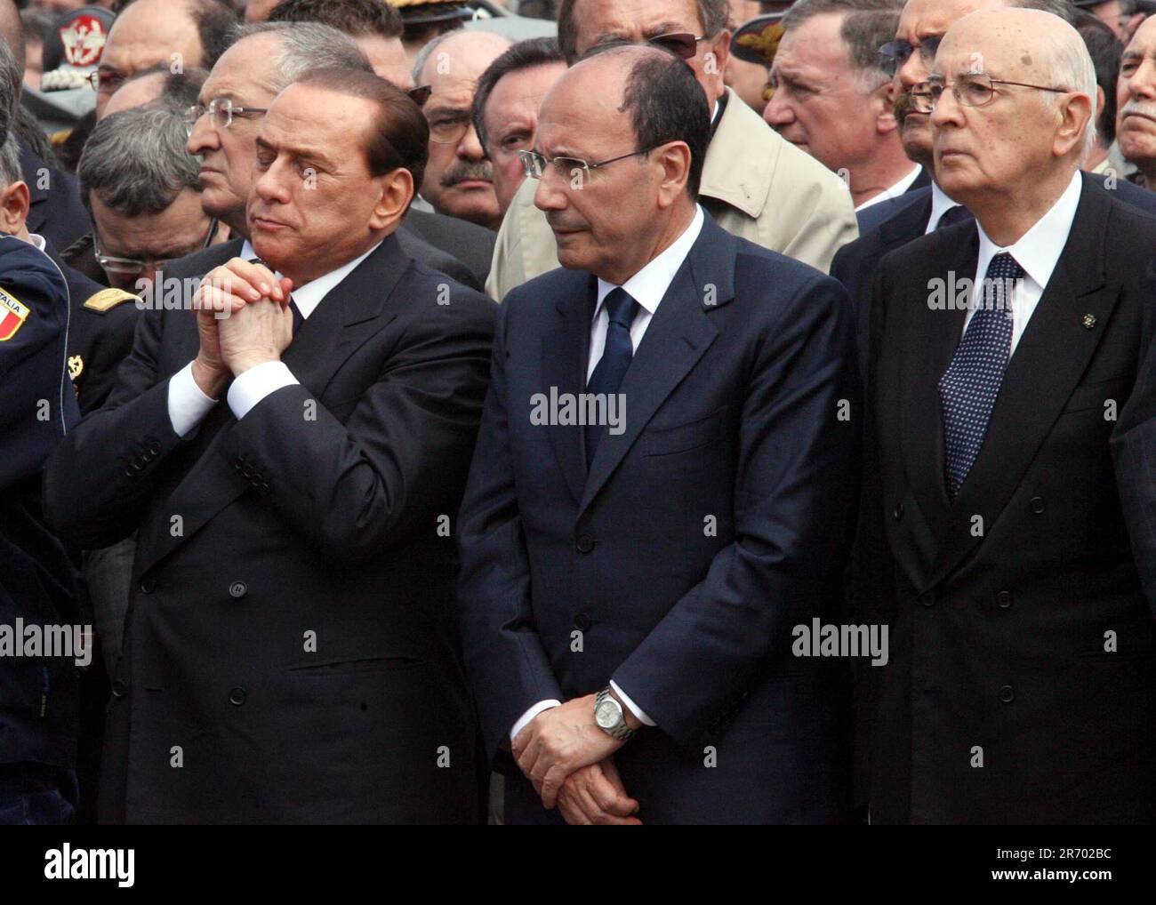 Repertorio fotografico, Italia. 30th giugno, 2023. FUNERALI DELLE VITTIME DEL TERREMOTO IN ABRUZZO NELLA PIAZZA DEGLI ISPETTORI SCOLASTICI E DEI SOPRINTENDENTI DELLA POLIZIA FINANZIARIA ALLE PORTE DELL'EAGLE. NELLA FOTO SILVIO BERLUSCONI, RENATO SCHIFANI E GIORGIO NAPOLITANO (Mario Maci, COPPITO - 2009-04-10) Repertorio - 2018-04-26, Mario Maci) ps la foto può essere utilizzata nel rispetto del contesto in cui è stata scattata, E senza l'intento diffamatorio del decoro delle persone rappresentate solo uso Editoriale Credit: Independent Photo Agency/Alamy Live News Foto Stock
