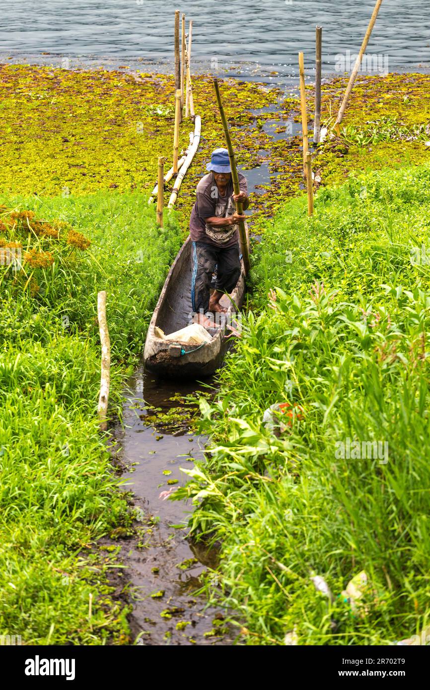 Pescatore al Lago Buyan, Bali, Indonesia Foto Stock