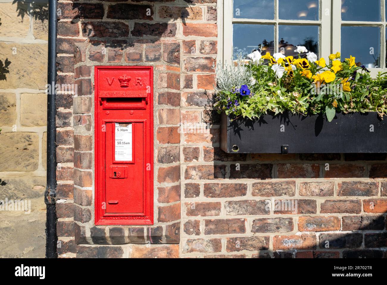 Cassetta postale della regina Vittoria a Newton sotto Roseberry Yorkshire Foto Stock