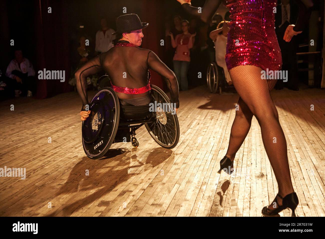 Uomini su sedia a rotelle Dancing in Russia Foto Stock