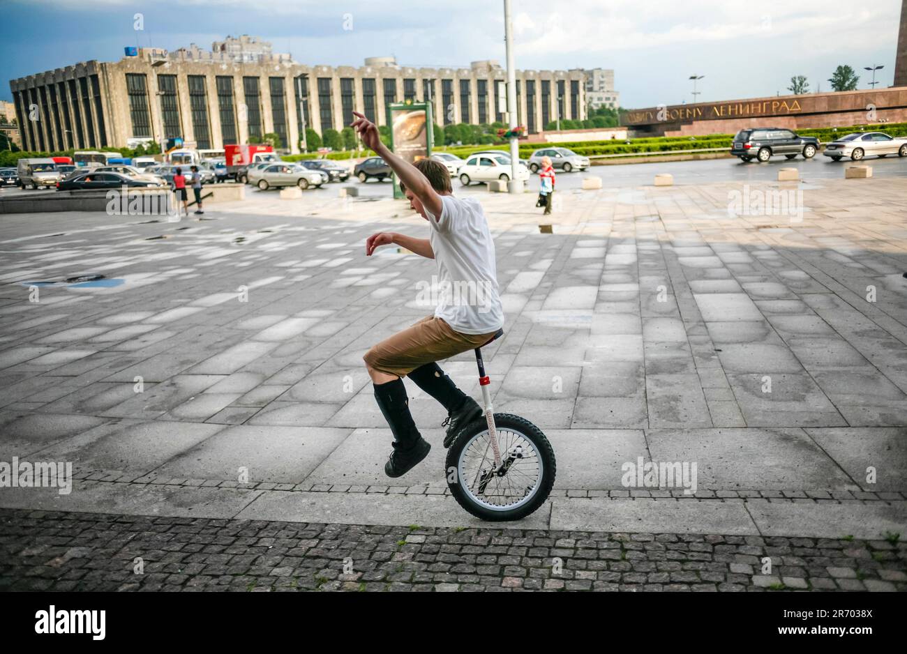 Adolescente Riding Unicycles alla strada di San Pietroburgo, Russia Foto Stock