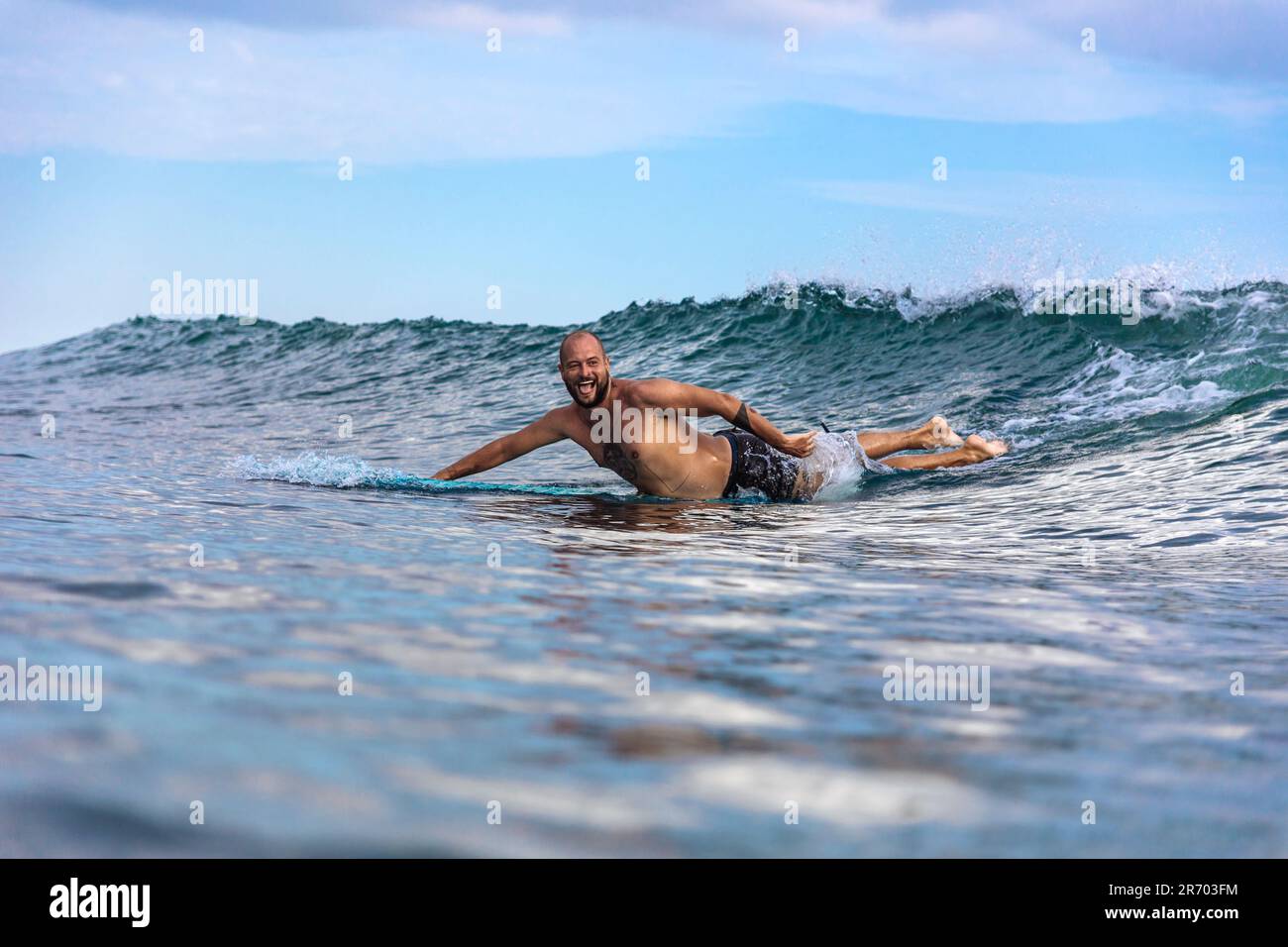 Surfer in mare, â€ Changgu, Bali, Indonesia Foto Stock