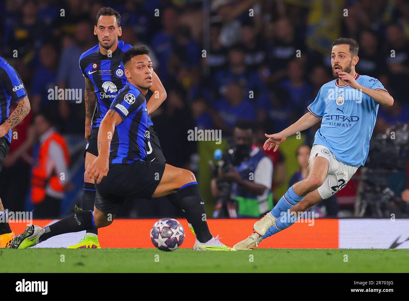 Istanbul, Turchia. 10th giugno, 2023. ISTANBUL, TURCHIA - 10 GIUGNO: Lautaro Martinez del FC Internazionale Milano, Bernardo Silva di Manchester City durante la finale di UEFA Champions League tra il Manchester City FC e il FC Internazionale Milano allo Stadio Olimpico Ataturk del 10 giugno 2023 a Istanbul, Turchia (Foto di /Orange Pictures) Credit: Orange Pics BV/Alamy Live News Foto Stock