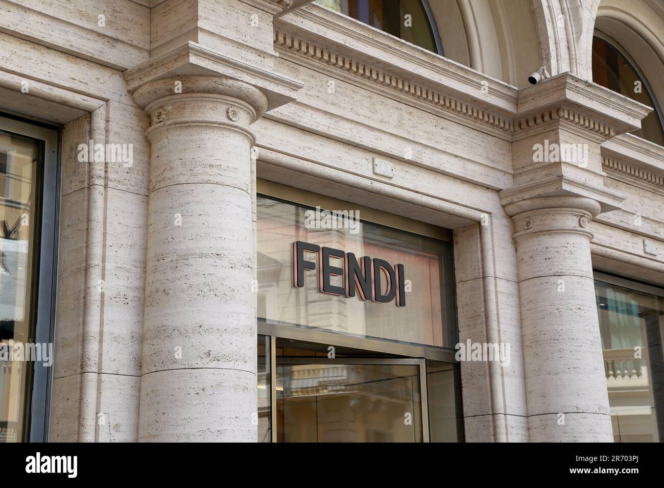 Via dei condotti, vetrine dello shopping di lusso a Roma, Italia Foto Stock