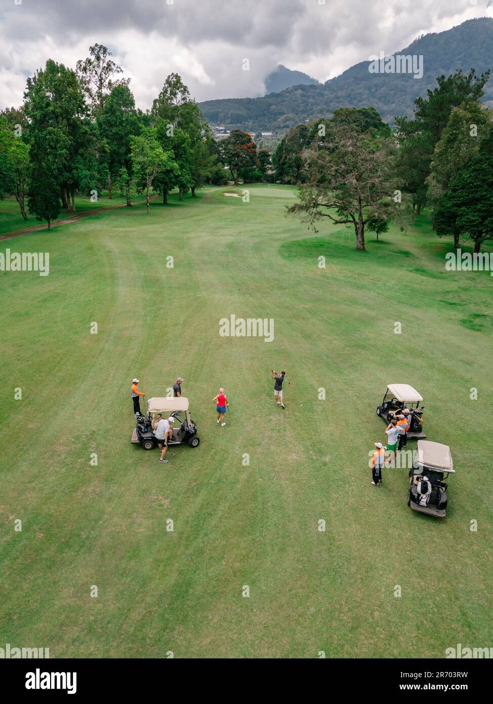 Golfisti e golf cart, Bedugul, Bali, Indonesia Foto Stock