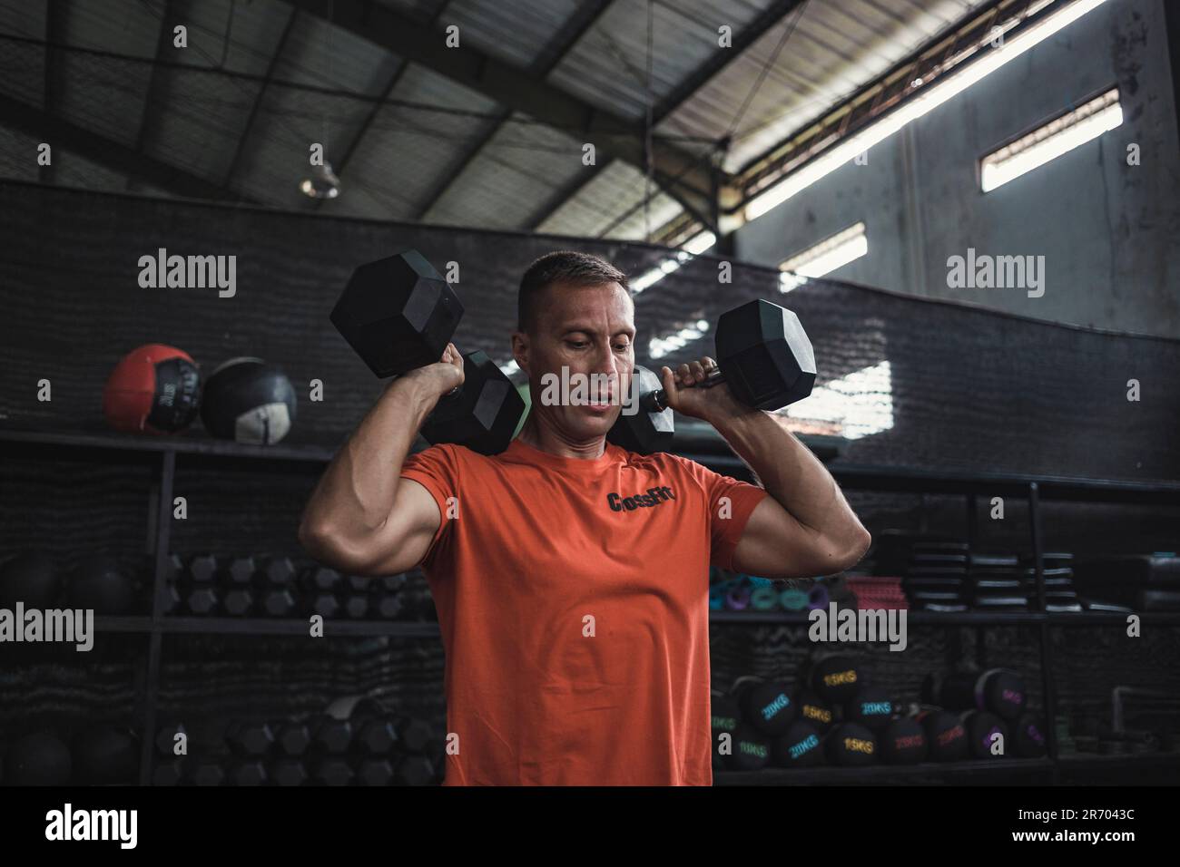 Uomo che si esercita con manubri in palestra, Canggu, Bali, Indonesia Foto Stock