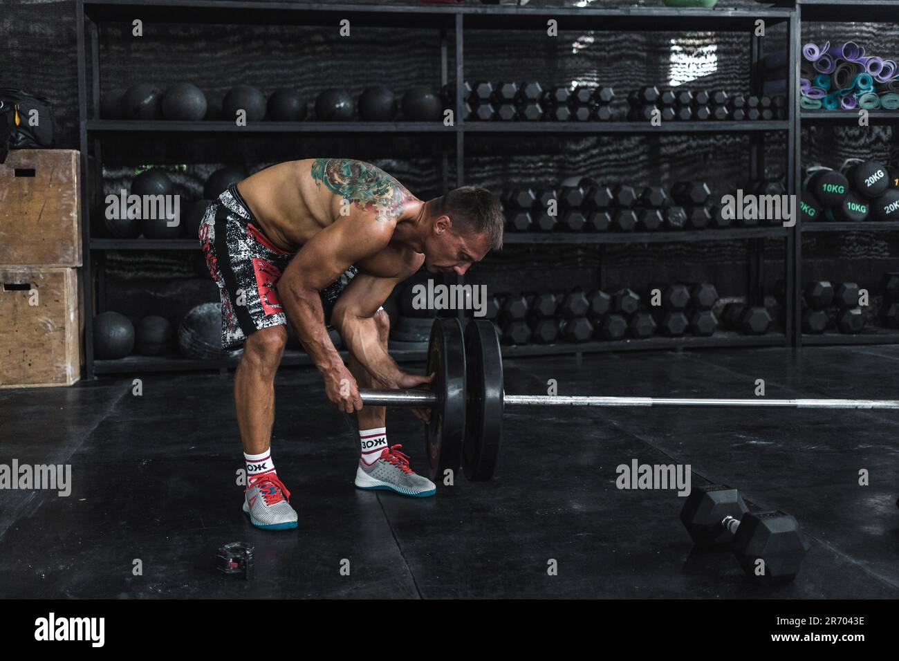 Uomo che prepara il barbell in palestra, Â Canggu, Bali, Indonesia Foto Stock