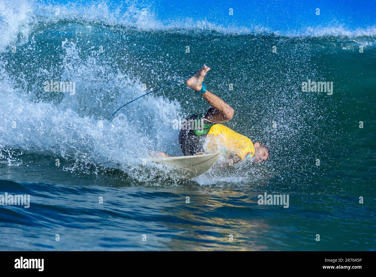Surfista che cade da surf in mare, Jimbaran, Bali, Indonesia Foto Stock