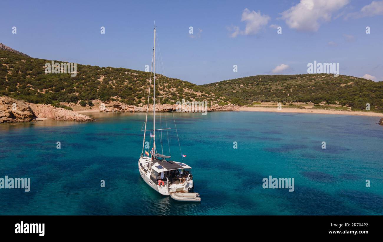 Una barca a vela nella baia di Fikiatha, sull'isola di Sifnos, Grecia Foto Stock