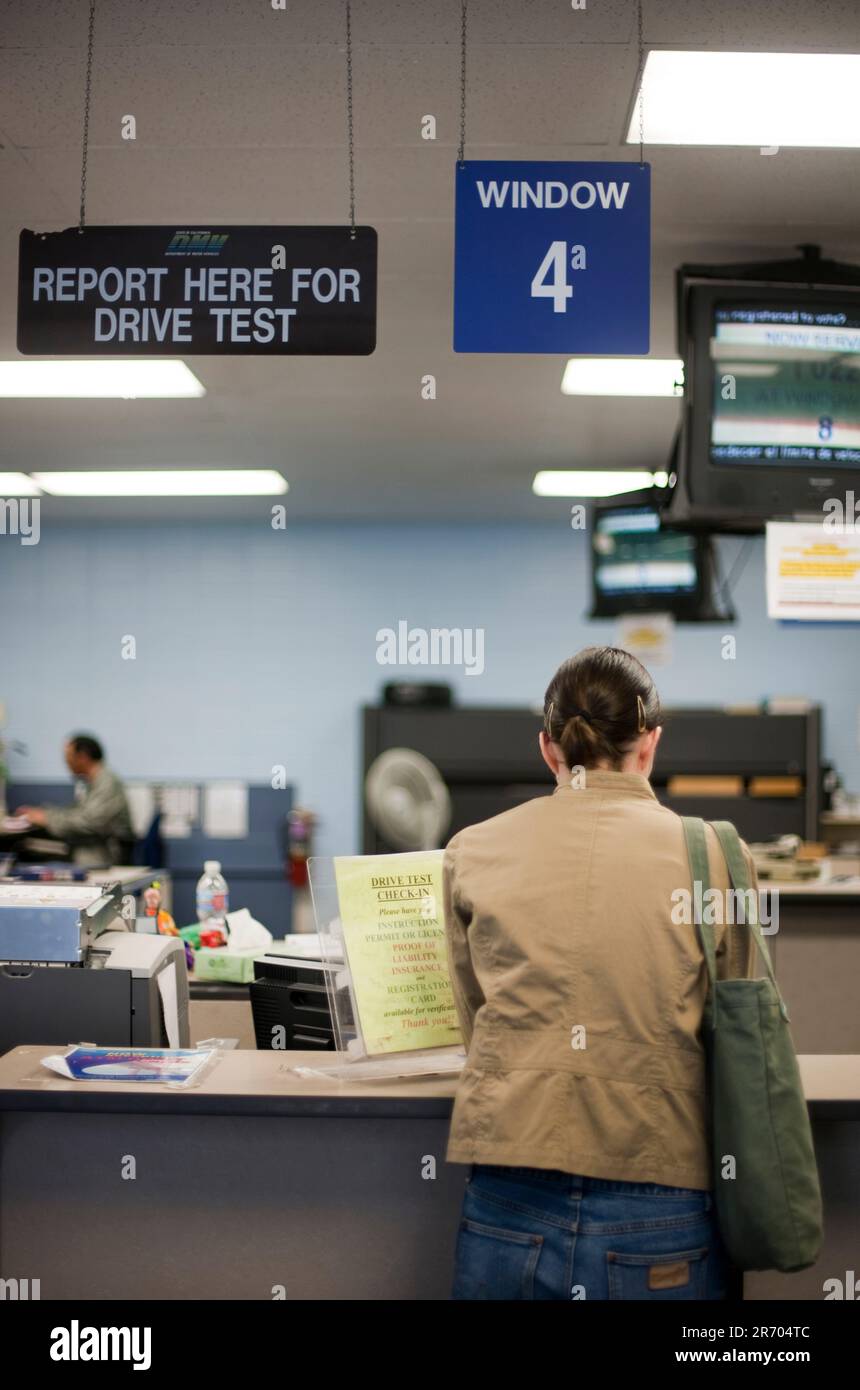 Una donna che aspetta al DMV. Foto Stock