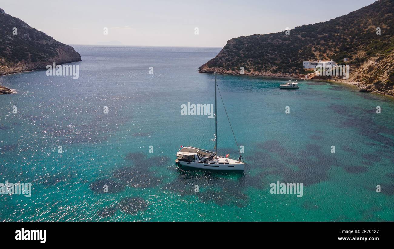 Una barca a vela nella baia di Fikiatha, sull'isola di Sifnos, Grecia Foto Stock