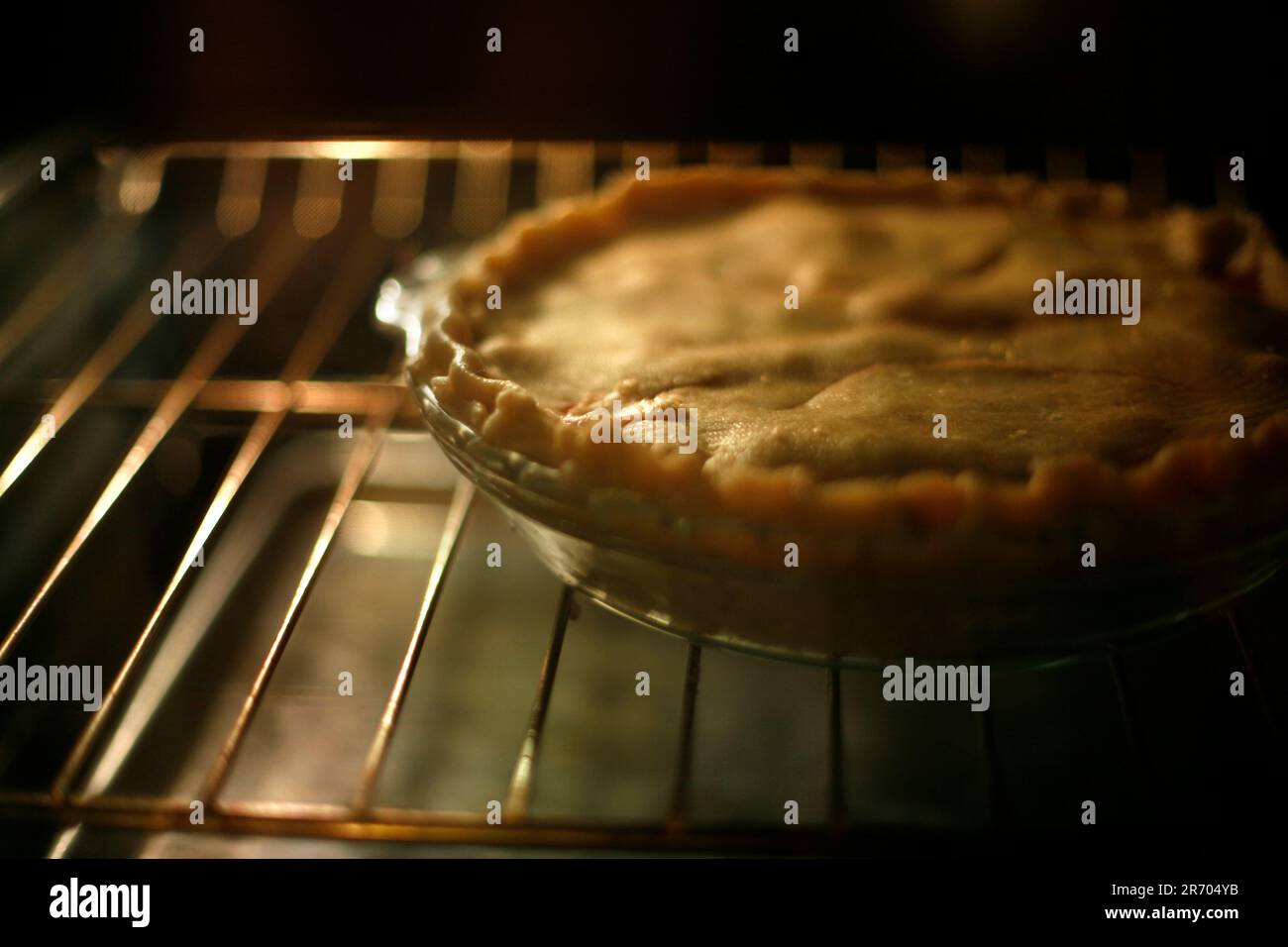 Una torta di ciliegie fresca in forno. Foto Stock