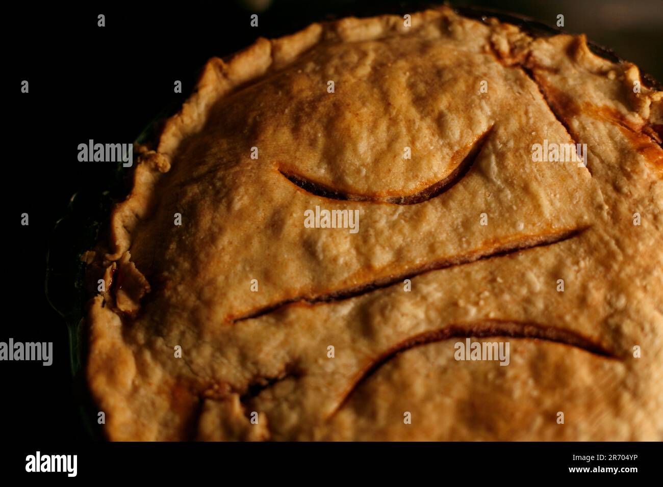 Una torta di ciliegie fatta in casa al forno. Foto Stock