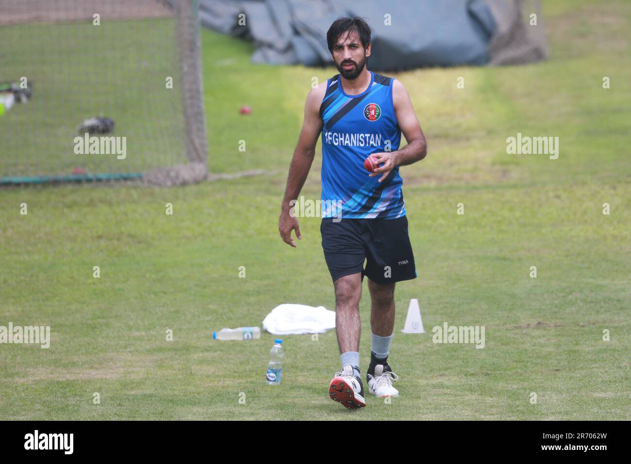 Il cricketer di prova dell'Afghanistan Karim Janat partecipa alla sessione di pratica allo stadio nazionale di cricket di Sher-e-Bangla (SBNCS) in vista dell'Alone Test Match ag Foto Stock