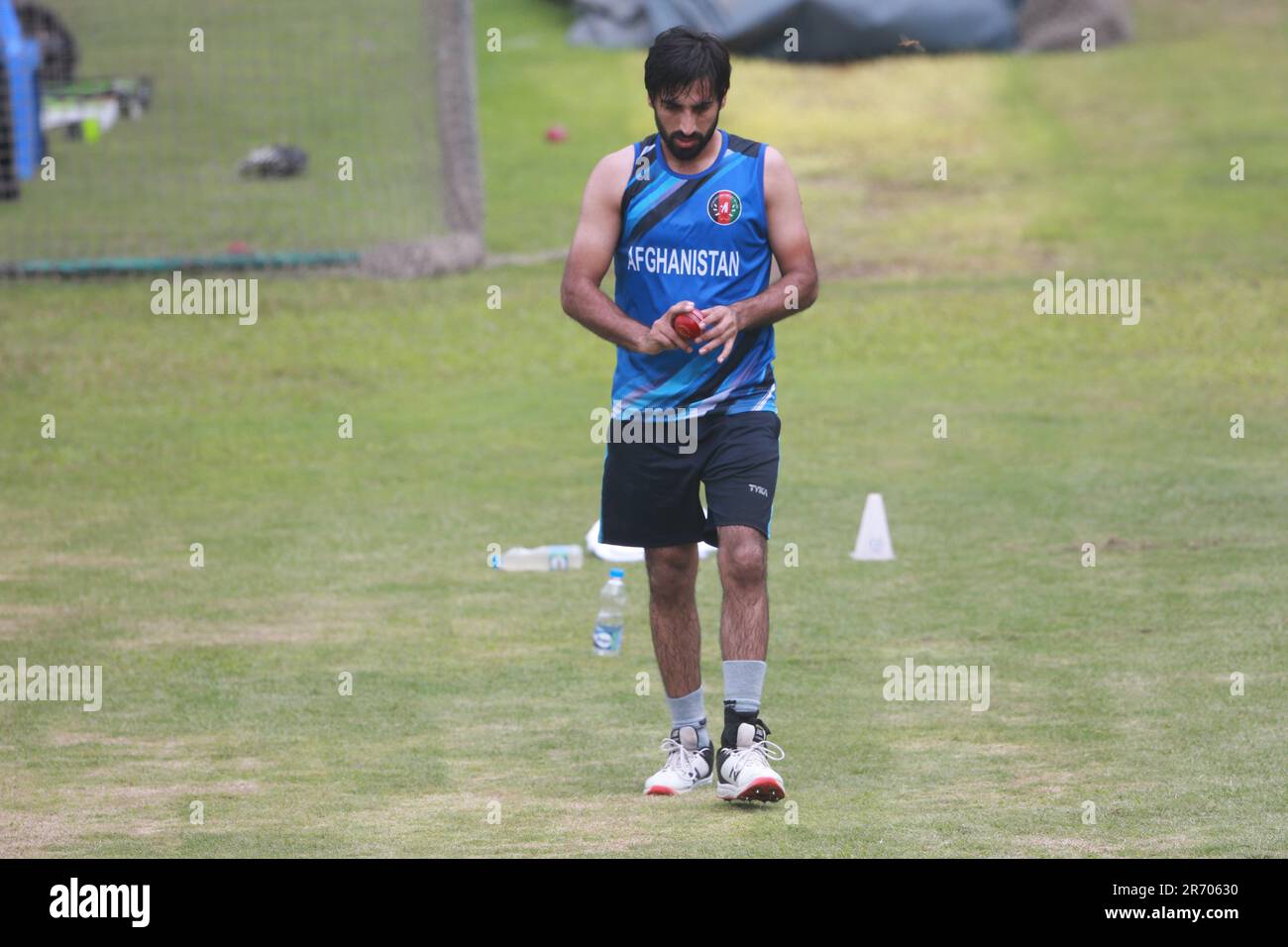 Il cricketer di prova dell'Afghanistan Karim Janat partecipa alla sessione di pratica allo stadio nazionale di cricket di Sher-e-Bangla (SBNCS) in vista dell'Alone Test Match ag Foto Stock