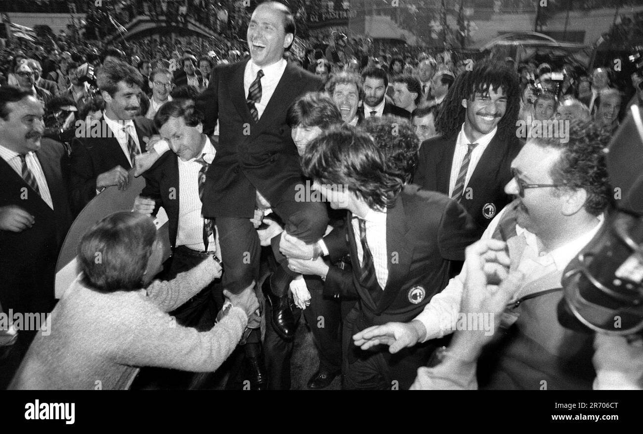 Repertorio fotografico, Italia. 30th giugno, 2023. **SPECIAL FEE** **SPECIAL FEE** LA SQUADRA DI CALCIO MILANESE vince LO SCUDETTO, FESTEGGIAMENTI A SAN SIRO, SILVIO BERLUSCONI, RUUD GULLIT ANNO 1988 (MILANO - 1988-05-15, FOTOGRAMMA MIMMO CARULLI) ps la foto è utilizzabile per il contesto in cui è stata scattata, E senza l'intento diffamatorio del decoro delle persone rappresentate solo uso Editoriale Credit: Independent Photo Agency/Alamy Live News Foto Stock